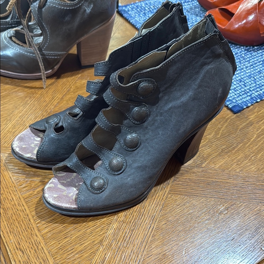 Stylish Black Heeled Women's Shoes